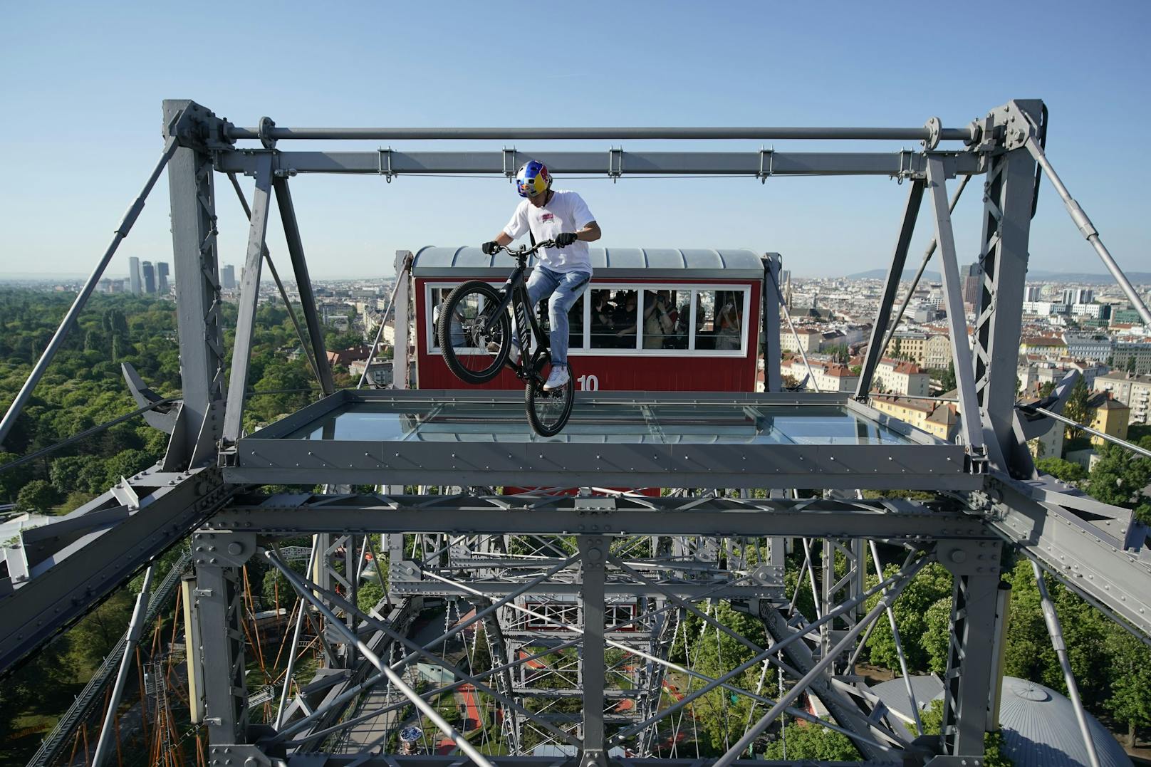 Mountainbike-Weltstar Fabio Wibmer balancierte mit seinem Bike in über 65 Meter Höhe am Wiener Riesenrad und läutete die Masters of Dirt Saison 2022 mit einem Paukenschlag ein.