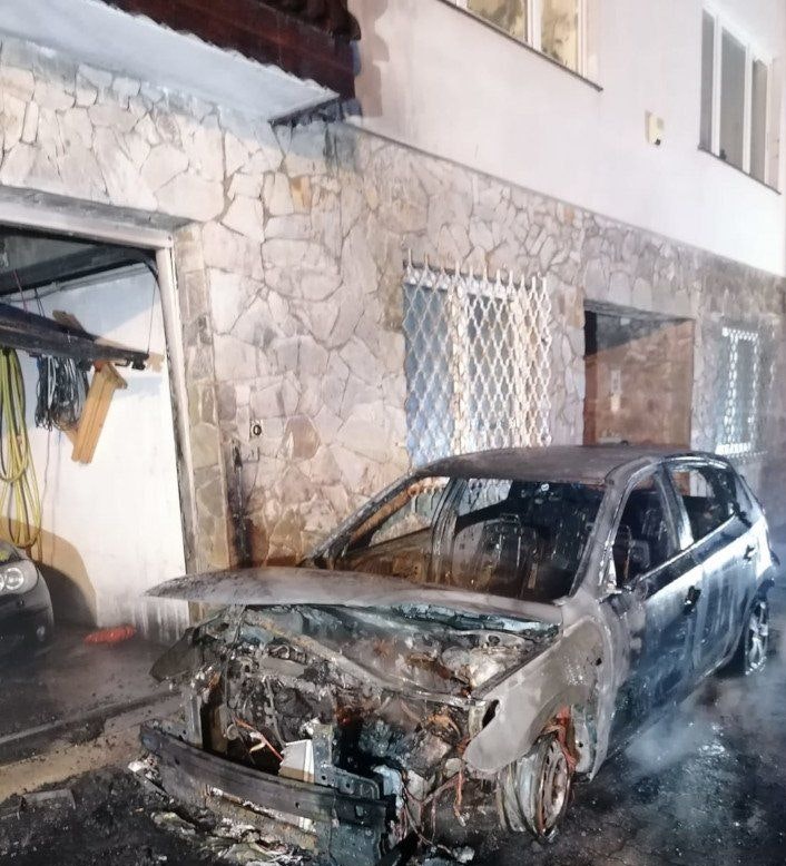 Vor einem Haus stand ein Pkw in Vollbrand.