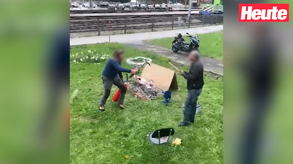 Szenen aus dem skurrilen Video: Ein wütender Nachbar geht auf einen Mann los, der in seinem Garten ein Lamm grillen will.&nbsp;