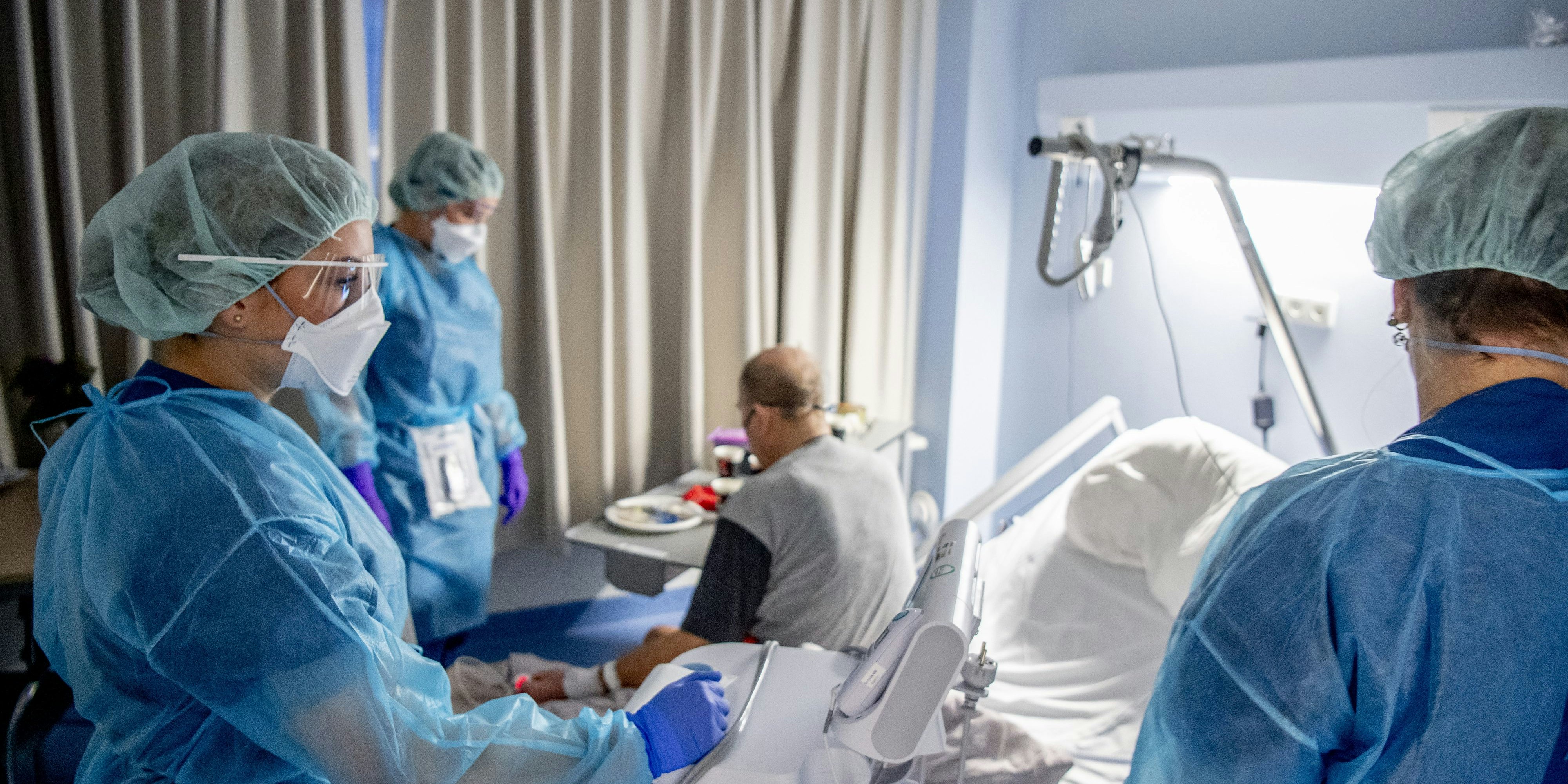 Download von www.picturedesk.com am 12.05.2022 (08:53).  ACT action_36812670 -- DIRKSLAND - Nurses treat a corona patient in the corona ward in the hospital. The crowds are huge in the hospitals again because the infections are rising fast and many corona patients have to go to hospitals again because they need care also in the IC. Many hospitals have to postpone normal care and operations more and more people are concerned about code black by omikron - Dirksland, Netherlands - 25 Dec 2021 - 20211225_PD3815 - Rechteinfo: Rights Managed (RM)