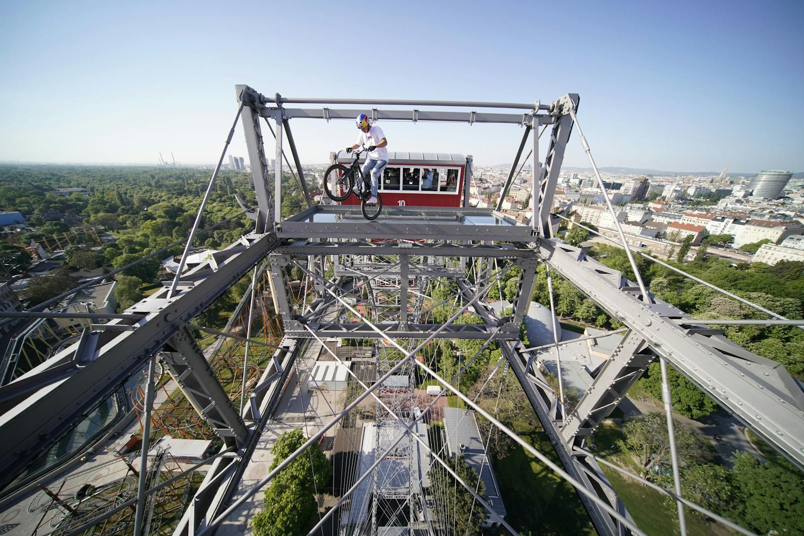 Mountainbike-Weltstar Fabio Wibmer balancierte mit seinem Bike in über 65 Meter Höhe am Wiener Riesenrad und läutete die Masters of Dirt Saison 2022 mit einem Paukenschlag ein.