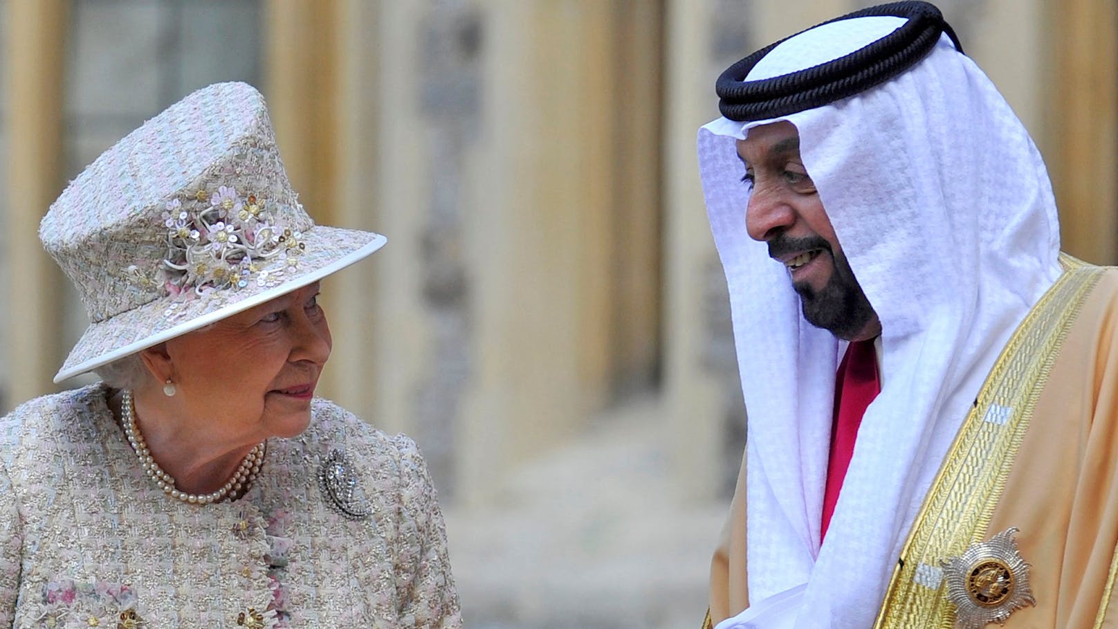<strong>Scheich Chalifa bin Said Al Nahjan </strong>im Gespräch mit Queen Elizabeth auf Windsor Castle, 2013.&nbsp;