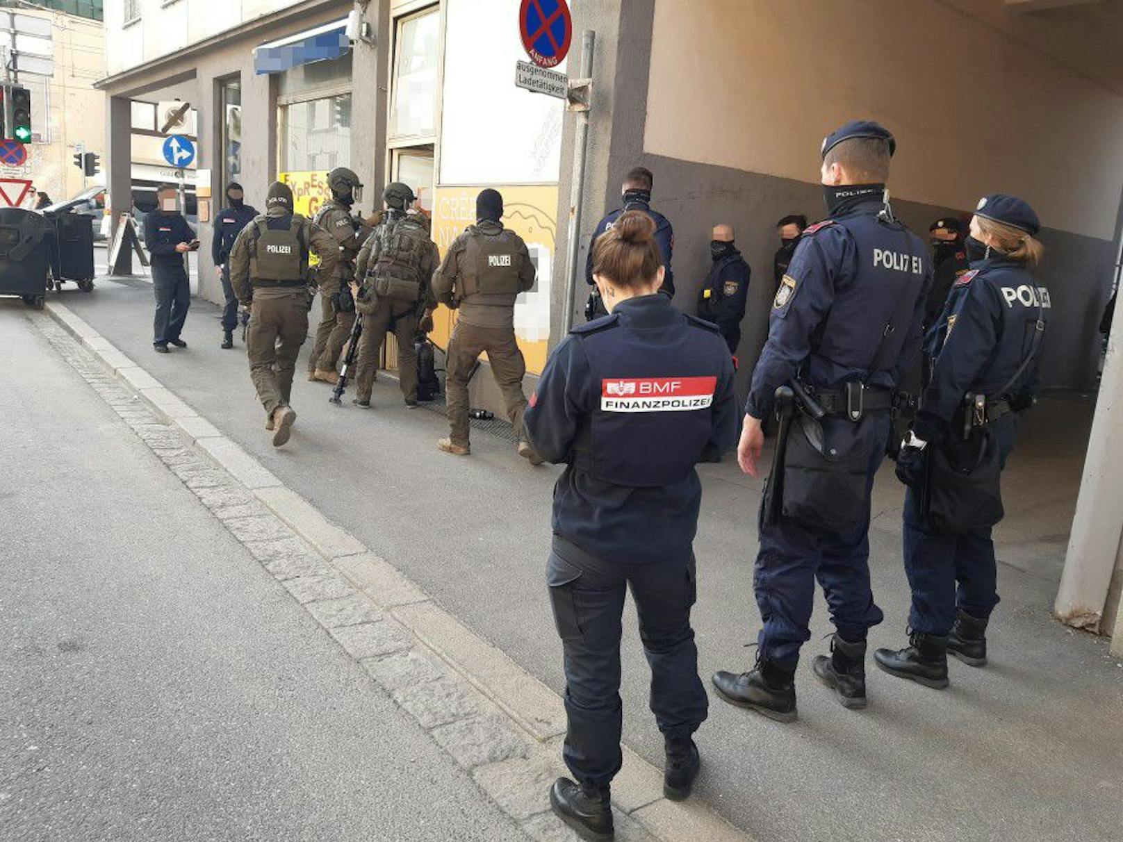 Die Finanzpolizei im Amt für Betrugsbekämpfung führte zwischen 9. März und 7. April schwerpunktmäßige Kontrollen im Kampf gegen illegales Glücksspiel in der Stadt Salzburg durch. In Zusammenarbeit mit der Polizei wurden an fünf Kontrolltagen in zehn Lokalen insgesamt 72 Automaten beschlagnahmt.