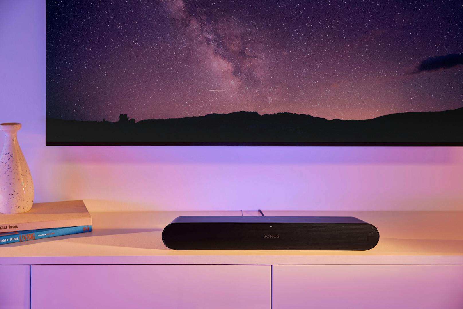"Sound in einer neuen Dimension" will der Spezialist Sonos mit der neuen Sonos Ray liefern. Die neue Soundbar (ab dem 7. Juni erhältlich) ist kompakter und mit einem ...