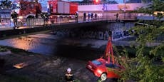 Sportwagen-Fahrer stürzt von Brücke in Wienfluss