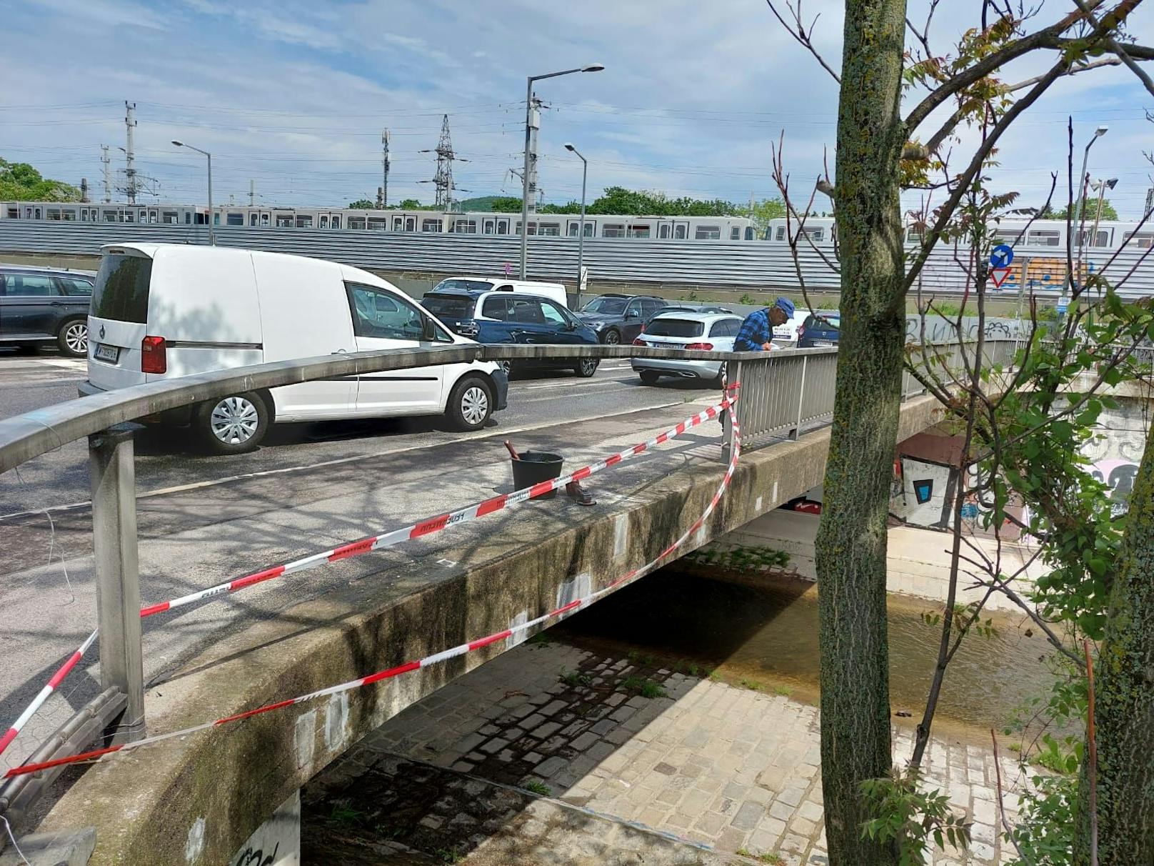 Ein Auto hat am Freitag das Geländer einer Brücke in Wien-Hietzing durchbrochen und ist in den Wienfluss gestürzt. Der Lenker wurde verletzt.