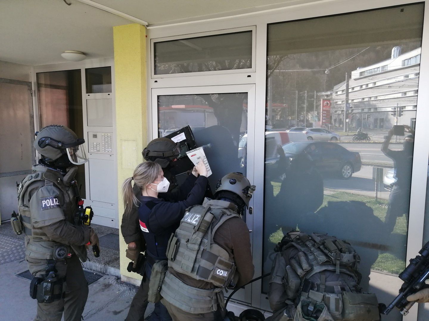 Die Finanzpolizei kam unangekündigt. Der Schuldner versteckte sich im Schlafzimmerkasten.