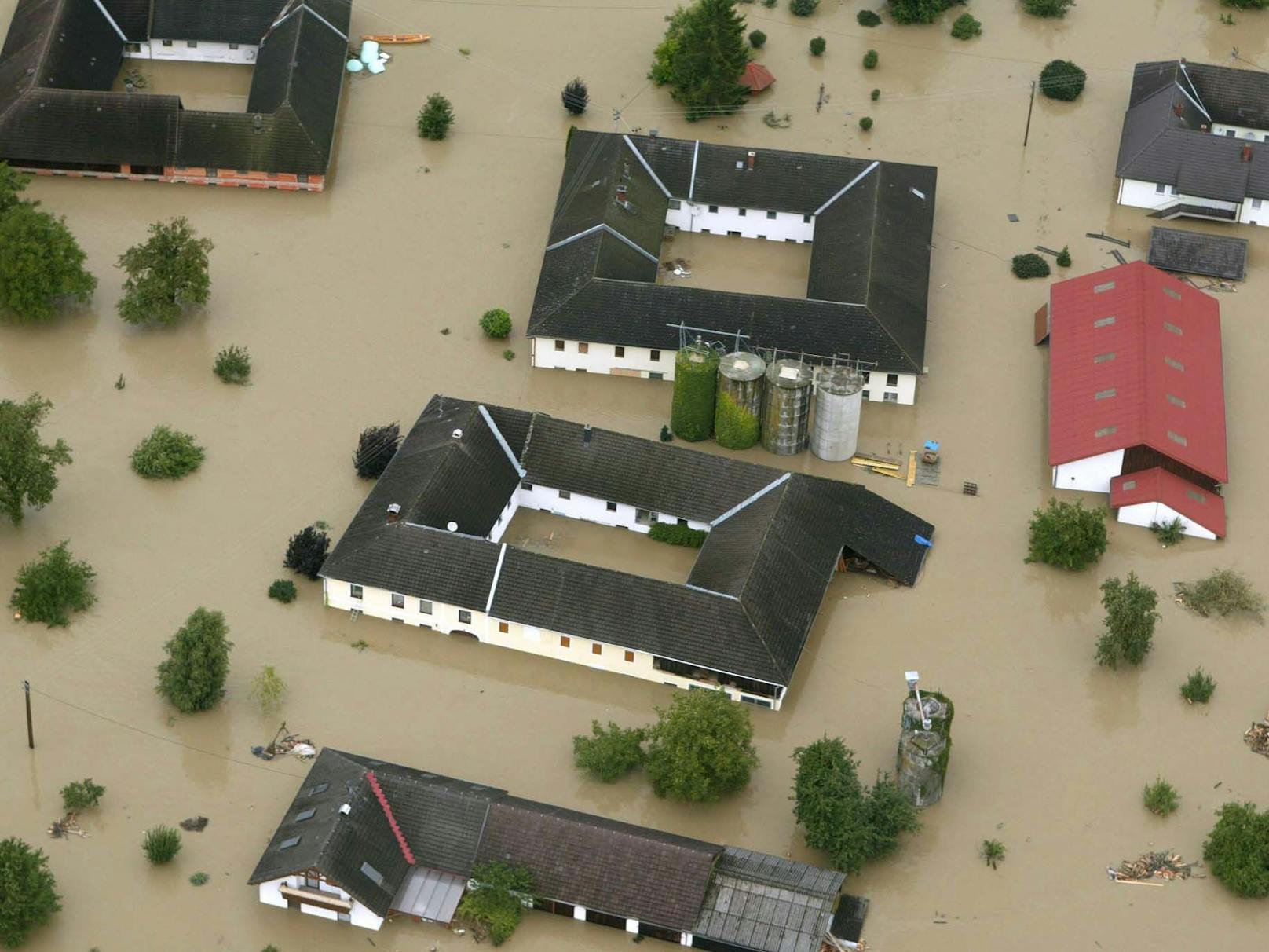 Extremereignisse wie Überschwemmungen (im Bild das oberösterreichische Saxen im Machland) nehmen mit der Klimakrise weiter zu.