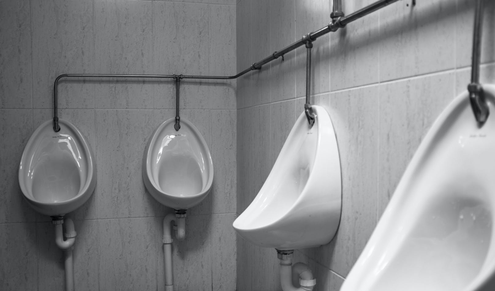 In der Sportschule Kriens in der Schweiz fehlt seit Montag die Eingangstür der Herrentoilette. Diese wurde abmontiert, nachdem angeblich die Schüler neben die Pissoirs urinierten und Toilettenpapier an die Wand klebten.