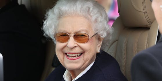 Queen Elizabeth II. strahlt übers ganze Gesicht.