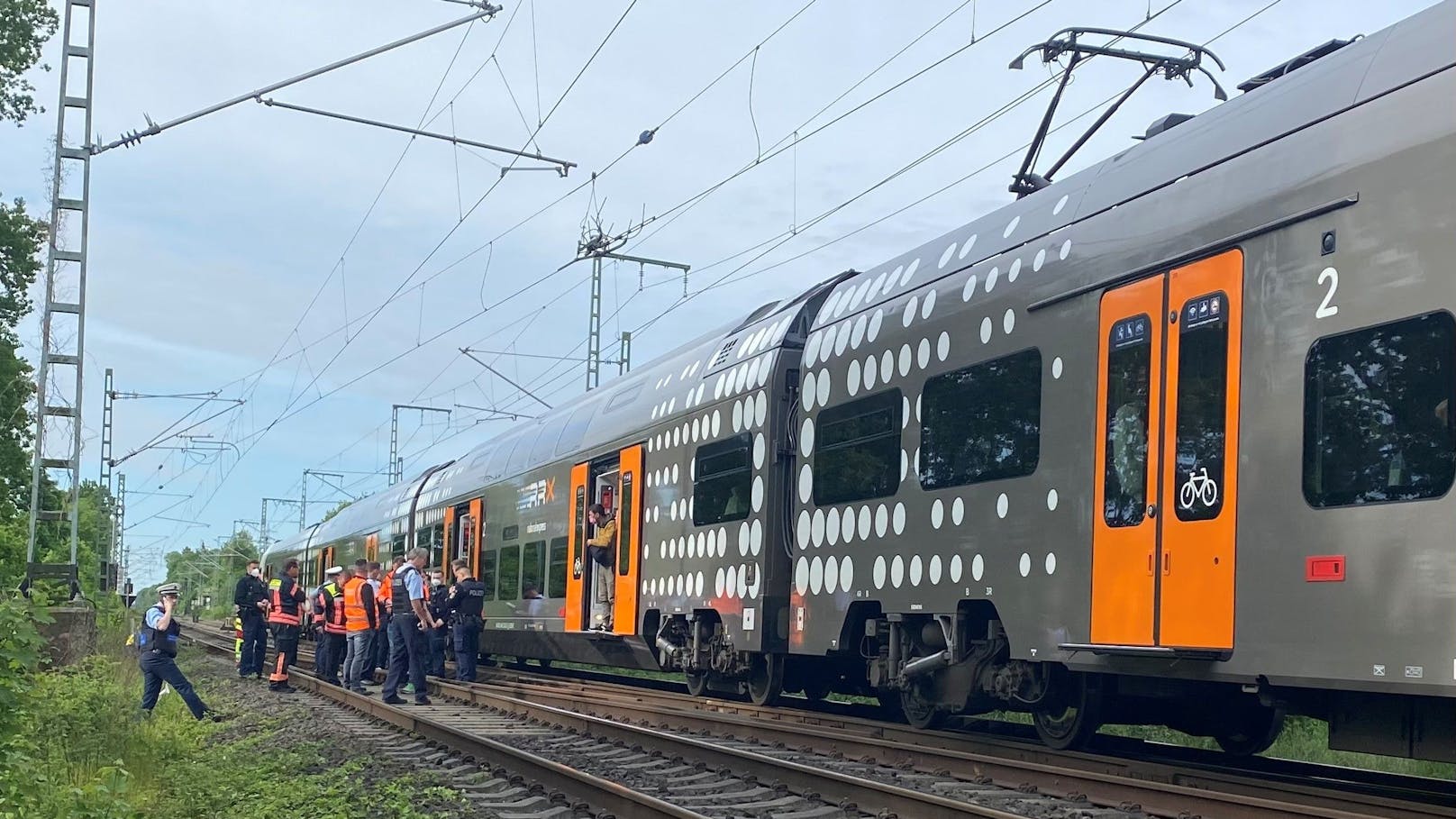 Bei einem Messerangriff in einem Regionalzug sind in Deutschland mindestens drei Personen verletzt worden