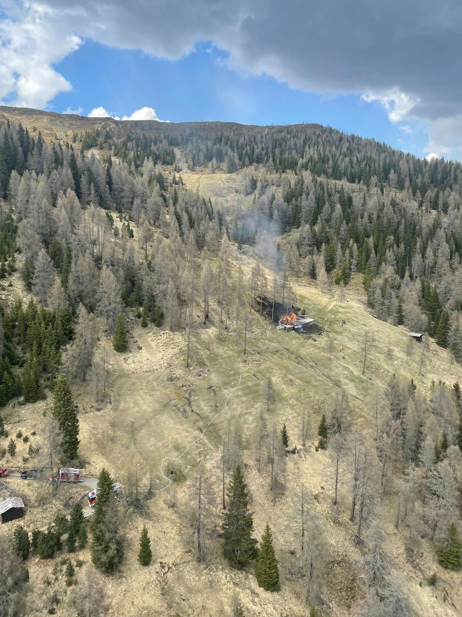 Durch die Löscharbeiten mittels Polizeihubschraubers "Libelle Tirol" konnte ein Ausbreiten des Brandgeschehens auf den angrenzenden Wald verhindert werden.