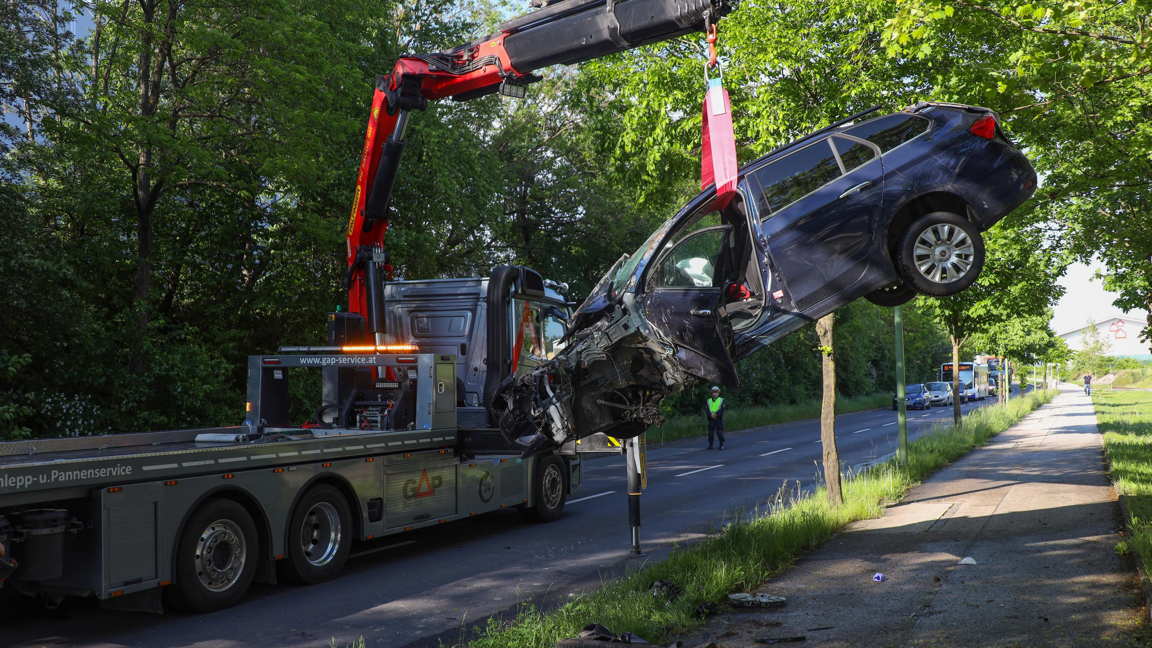 Am Freitagnachmittag ist in Wels-Neustadt ein Auto von der Straße abgekommen und gegen mehrere Bäume gekracht. Es gab mehrere Verletzte.