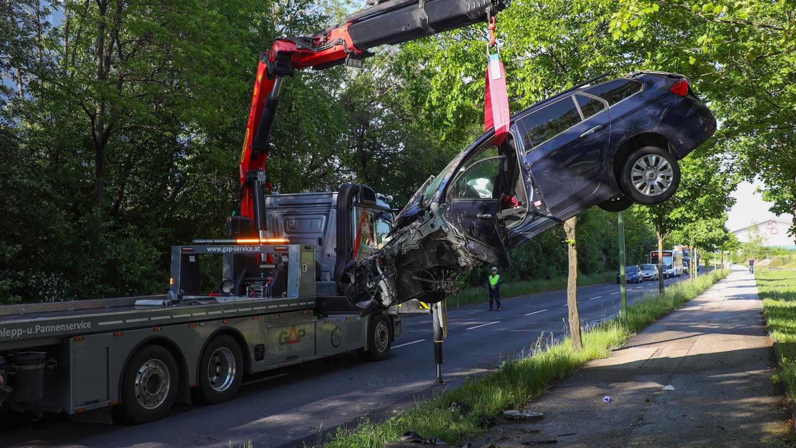 Am Freitagnachmittag ist in Wels- ein Auto von der Straße abgekommen und gegen mehrere Bäume gekracht. Es gab mehrere Verletzte.
