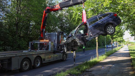 Am Freitagnachmittag ist in Wels- ein Auto von der Straße abgekommen und gegen mehrere Bäume gekracht. Es gab mehrere Verletzte.