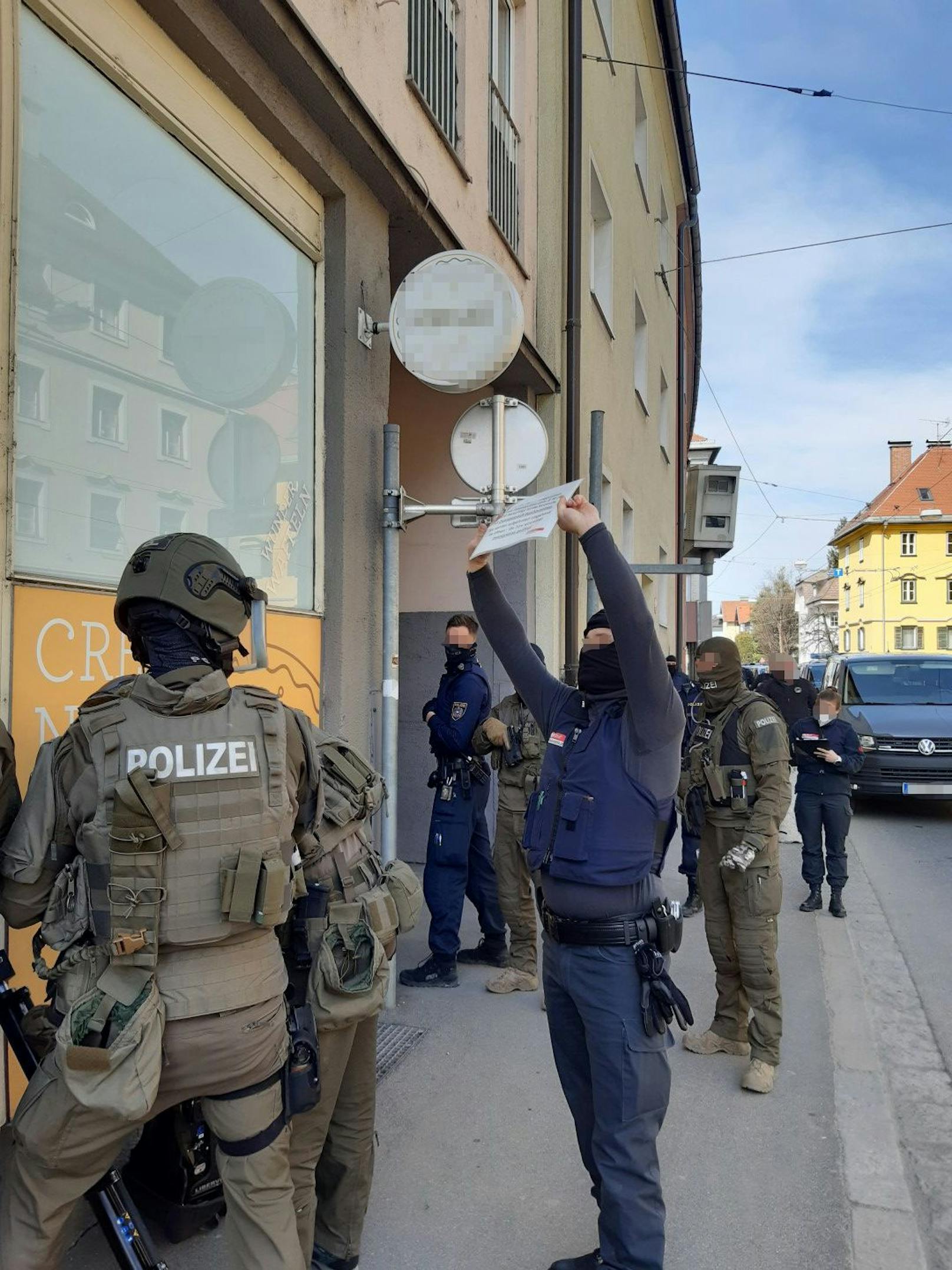 Die Finanzpolizei im Amt für Betrugsbekämpfung führte zwischen 9. März und 7. April schwerpunktmäßige Kontrollen im Kampf gegen illegales Glücksspiel in der Stadt Salzburg durch. In Zusammenarbeit mit der Polizei wurden an fünf Kontrolltagen in zehn Lokalen insgesamt 72 Automaten beschlagnahmt.