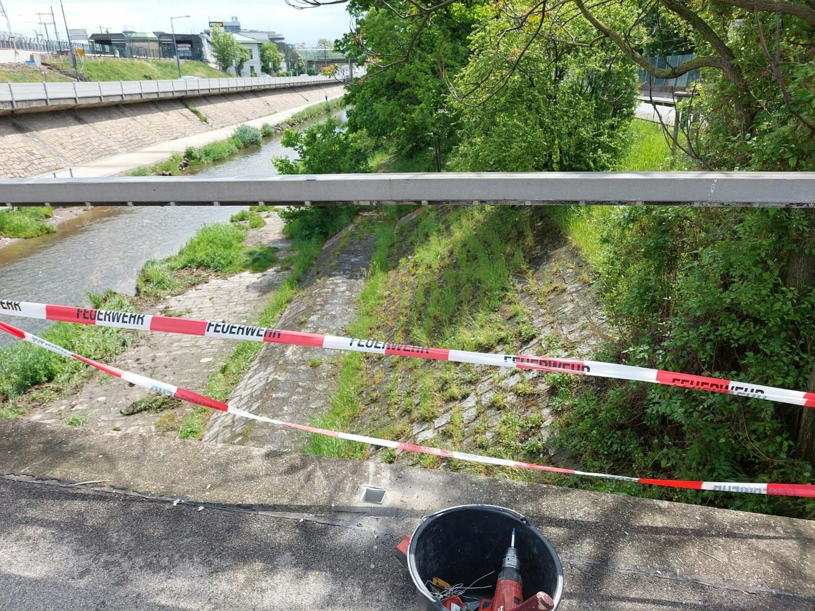 Ein Auto hat am Freitag das Geländer einer Brücke in Wien-Hietzing durchbrochen und ist in den Wienfluss gestürzt. Der Lenker wurde verletzt.