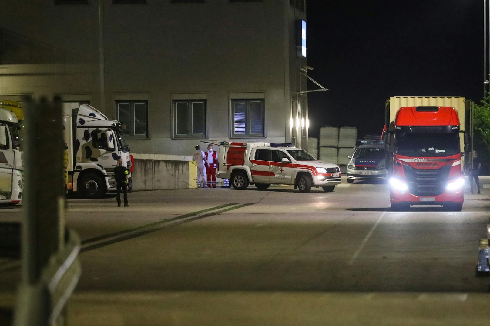 Ein tödlicher Arbeitsunfall hat sich am späten Donnerstagabend in einem Unternehmen in Weißkirchen an der Traun (Bezirk Wels-Land) ereignet.