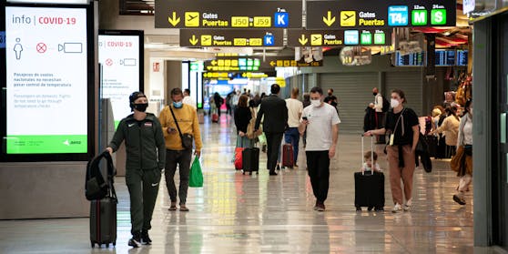 Wer verreisen möchte, sollte sich vorher nach den Corona-Regeln im Urlaubsland bzw. bei der Airline erkundigen. Im Bild: Der Flughafen von Madrid - hier gilt weiter die Maskenpflicht.