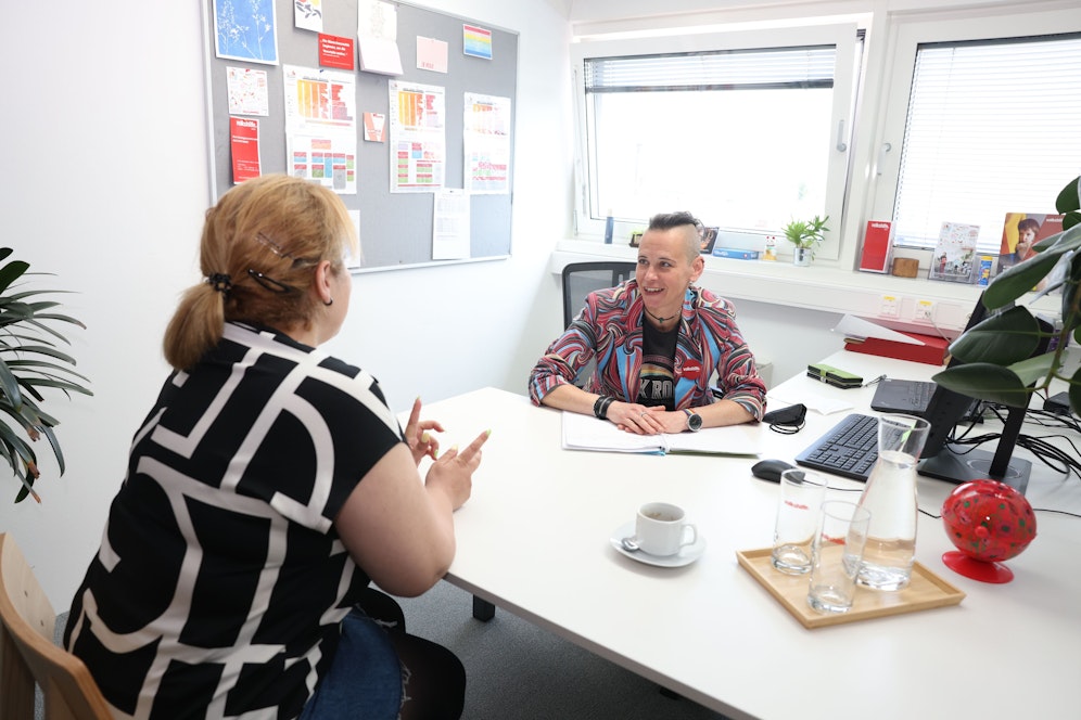 Sahel beim Termin mit ihrer Beraterin Eva. Die vierköpfige Familie muss im Monat mit 800 Euro über die Runden kommen.&nbsp;