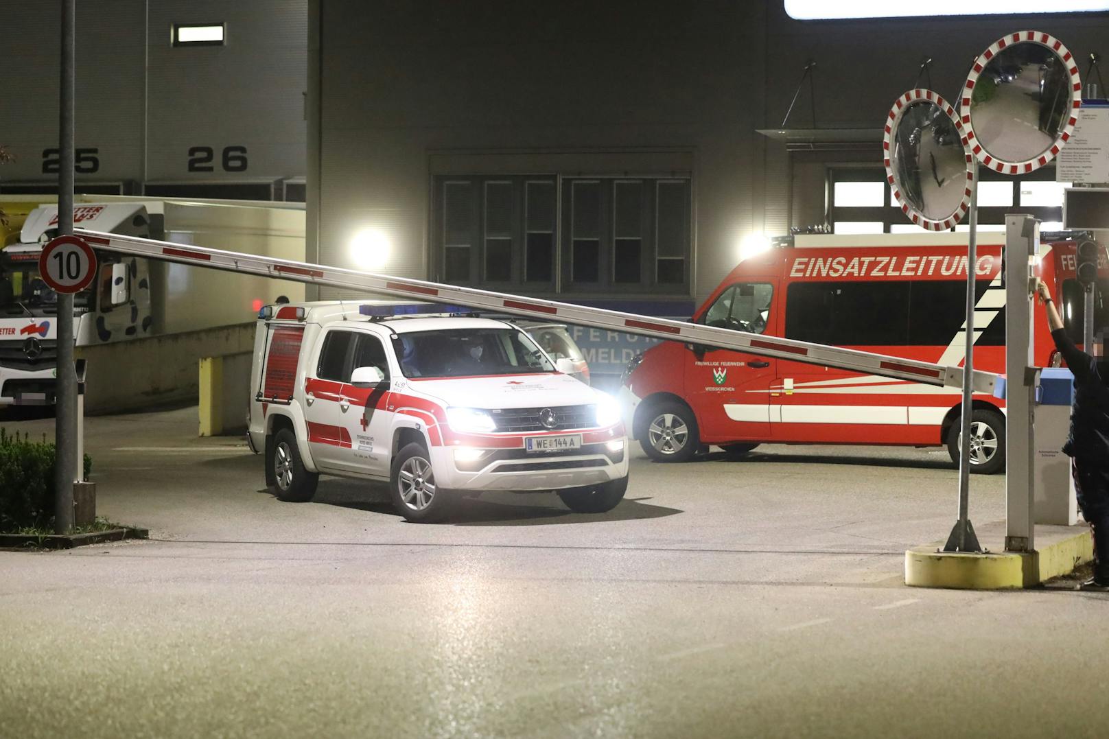 Ein tödlicher Arbeitsunfall hat sich am späten Donnerstagabend in einem Unternehmen in Weißkirchen an der Traun (Bezirk Wels-Land) ereignet.