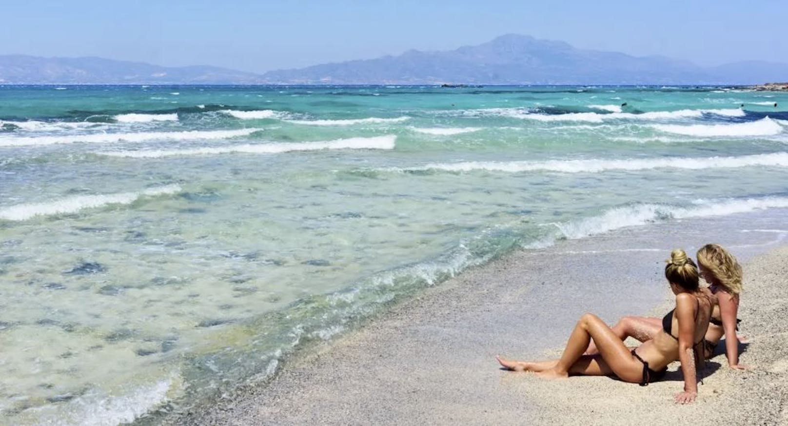 Dieses Bild dürfte der Vergangenheit angehören: Zwei junge Frauen sonnen sich an einem Strand auf der Chrissi-Insel.