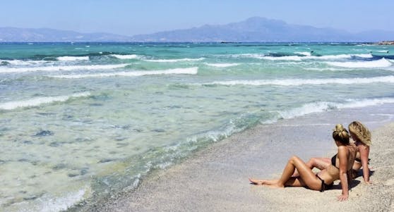 Dieses Bild dürfte der Vergangenheit angehören: Zwei junge Frauen sonnen sich an einem Strand auf der Chrissi-Insel.