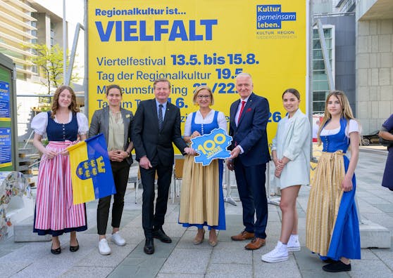 Bei der Auftaktveranstaltung zu "100 Jahre Niederösterreich" mit Landeshauptfrau Johann Mikl-Leitner.