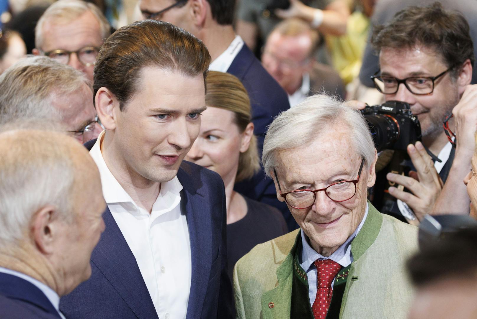 Die beiden früheren Kanzler Sebastian Kurz und Wolfgang Schüssel am Parteitag der ÖVP in Graz. 