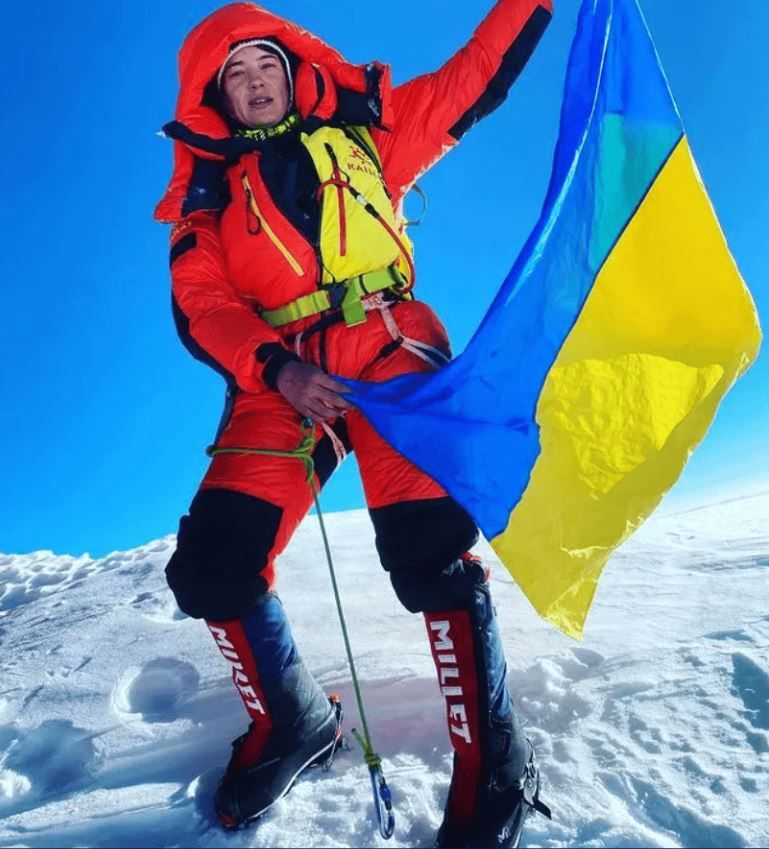 Antonina Samoilova hat mit der Ukraine-Flagge im Gepäck den Mount Everest bestiegen. 