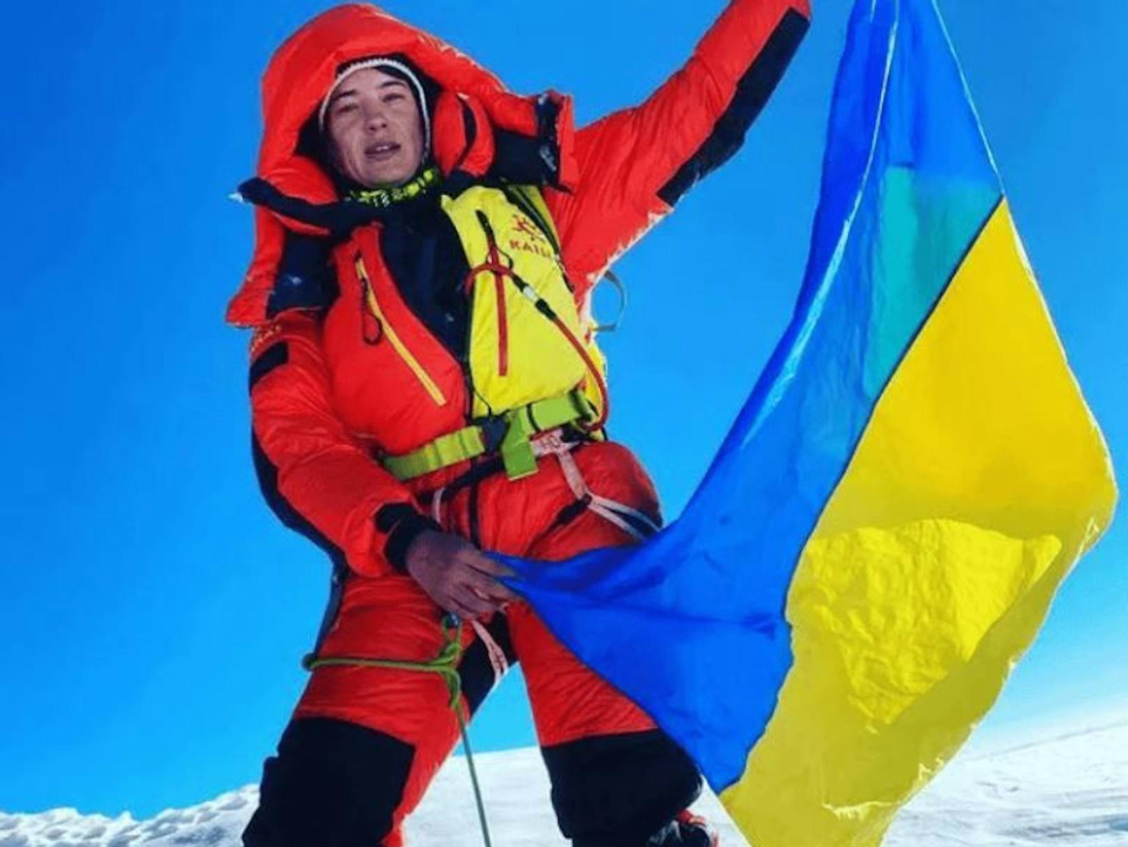 Antonina Samoilova hat mit der Ukraine-Flagge im Gepäck den Mount Everest bestiegen. 