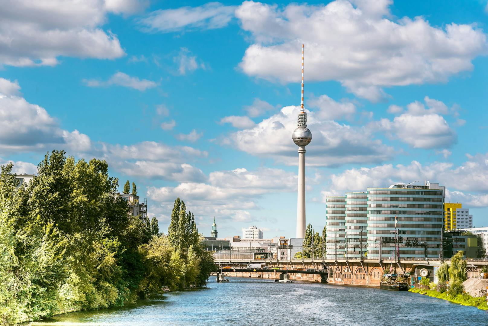<strong>Platz 3: Berlin in Deutschland!&nbsp;</strong>Die Hauptstadt Deutschlands hat es unter die ersten Drei geschafft: Mit einem günstigen Durchschnittspreis von 104 Euro darf sich Berlin als eines der Top-Billigreiseziele in Europa rühmen.