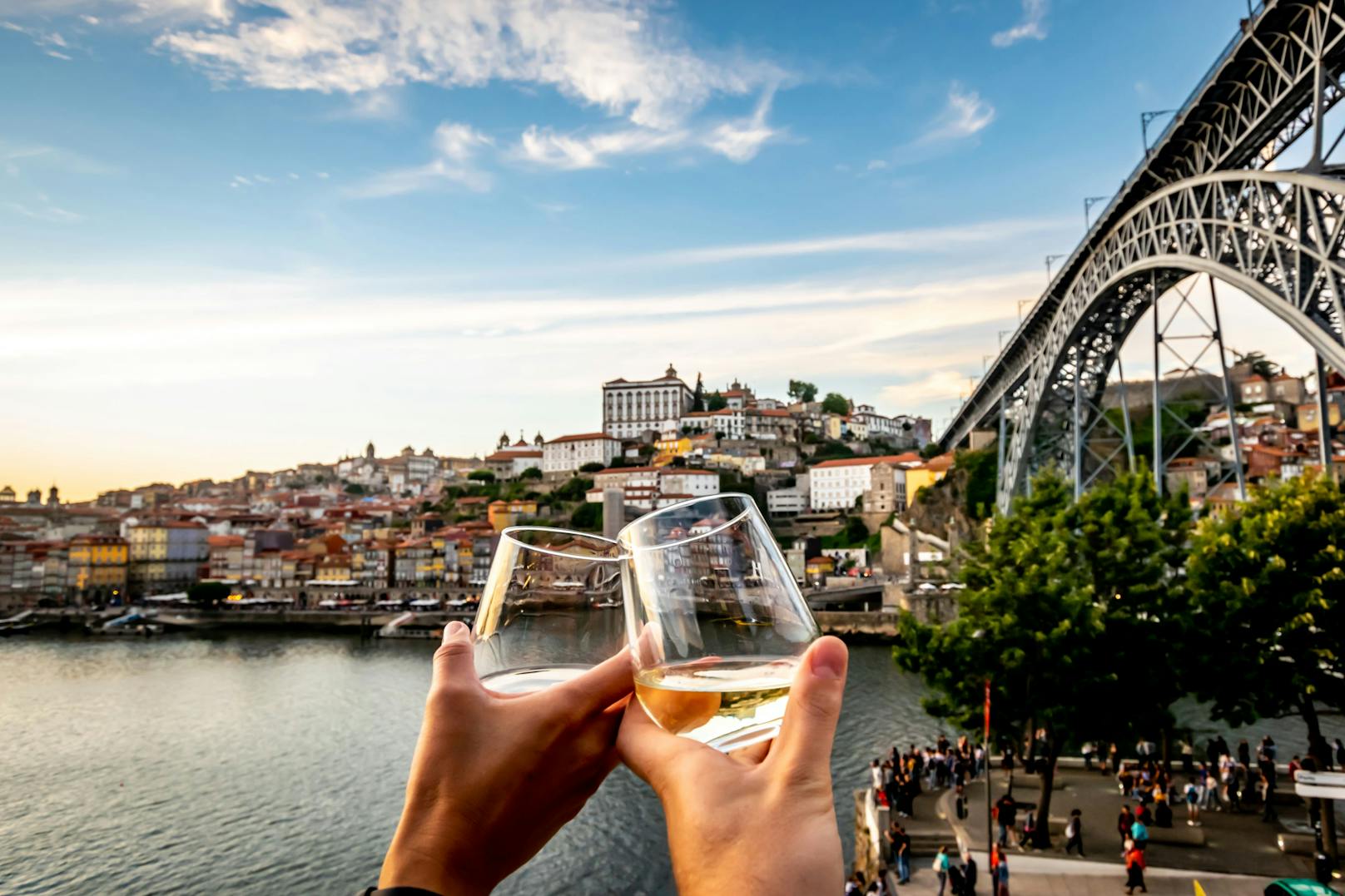 <strong>Platz 4: Porto in Portugal!&nbsp;</strong>Die durch direkte Nonstop-Flugverbindungen mit vielen Städten in Mitteleuropa verbundene Stadt an der Mündung des Flusses Douro hat sich zu einem Städtereiseziel entwickelt. Die Website money.co.uk hat einen Warenkorb von 116 Euro ermittelt.