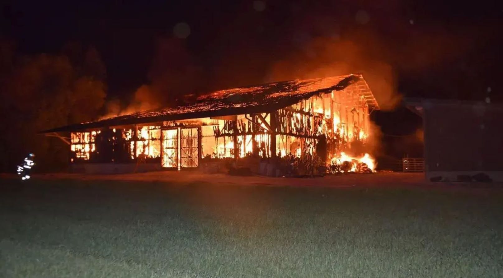 Pyromane wütet seit Wochen: Bauernhof in Brand