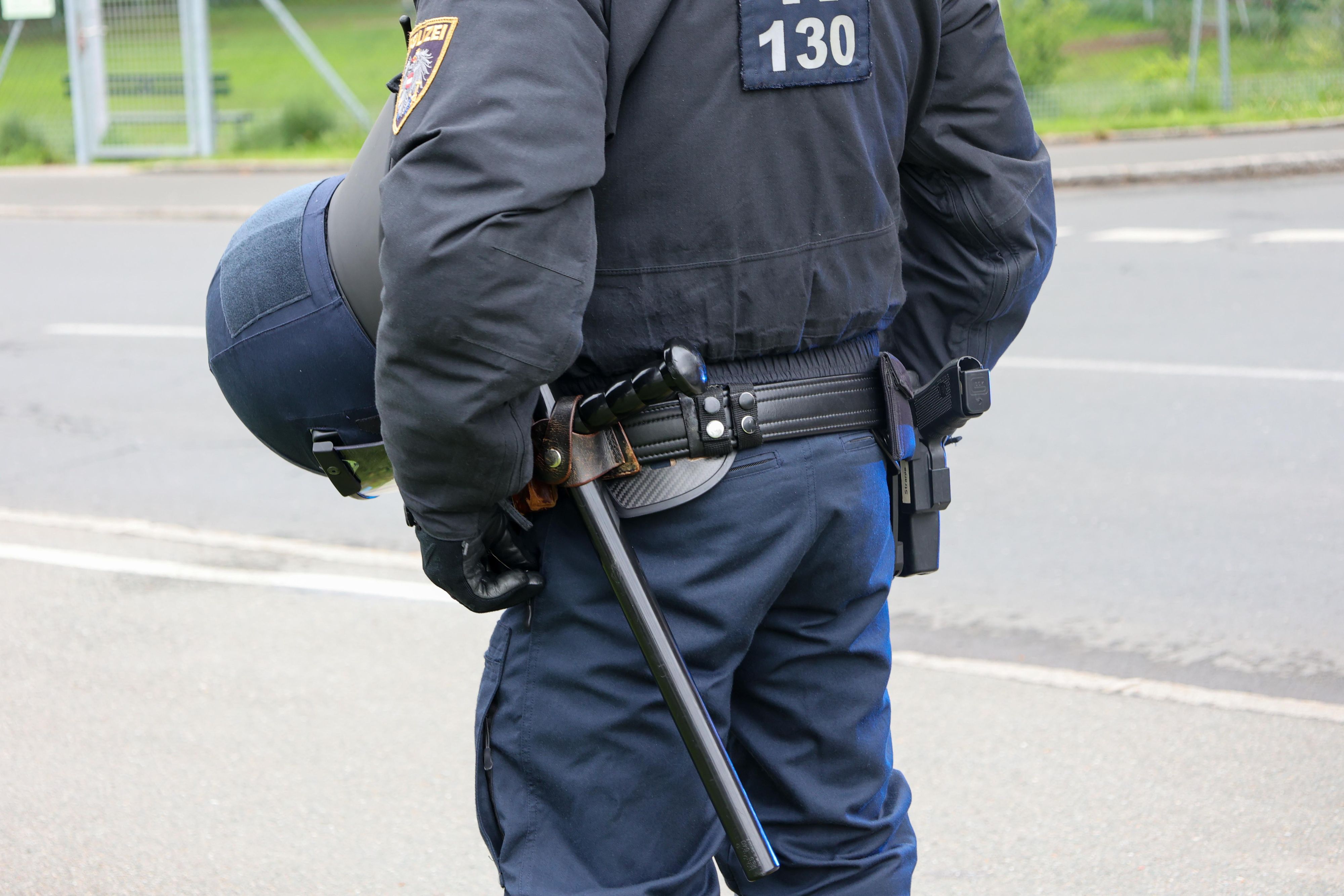 Ein Polizist musste sich mit einem gewalttätigen Fan auseinandersetzten. Symbolbild. 