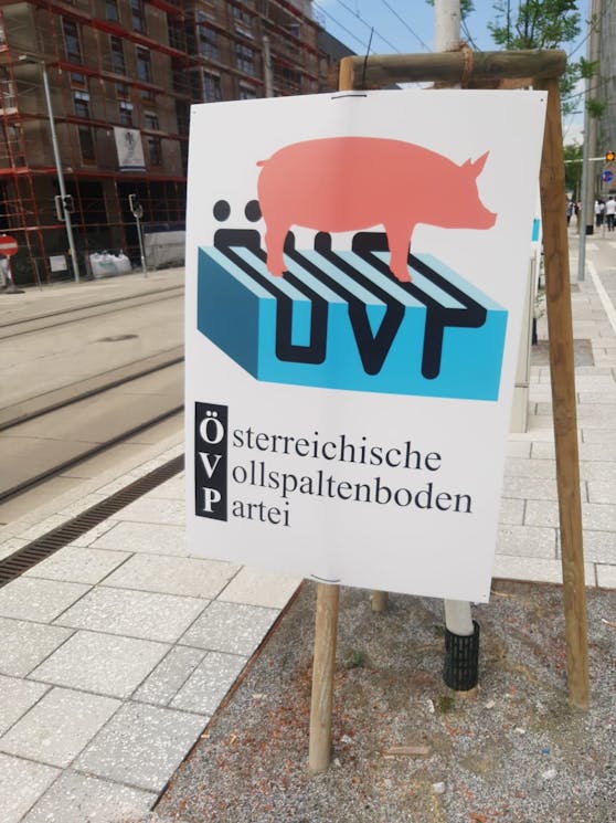 Tierschützer protestieren gegen die ÖVP. 