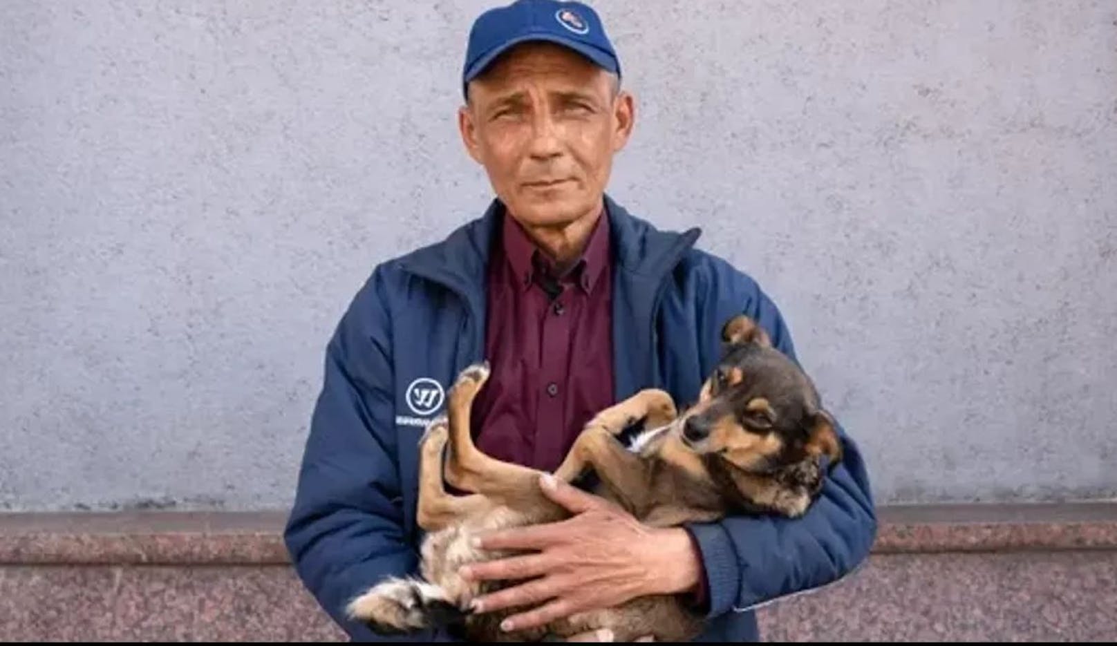 Der 61-Jährige flüchtete zu Fuß durch den Krieg, sein Hund an seiner Seite.