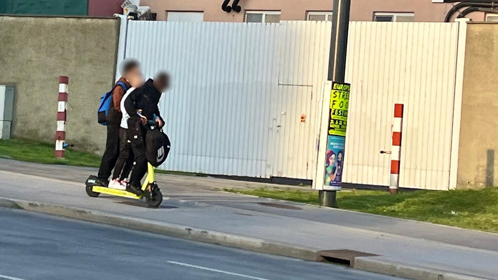 Drei Teenies am E-Scooter in 1100 Wien