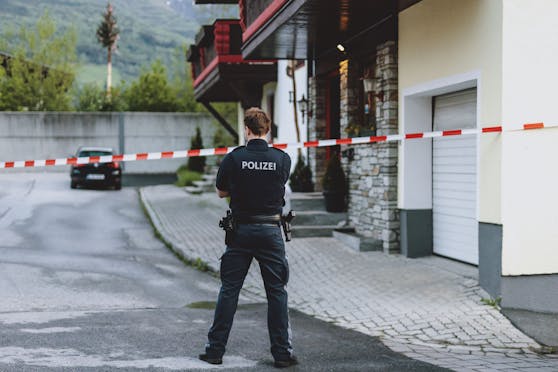 Die Polizei sperrte den Tatort im Pinzgau ab.