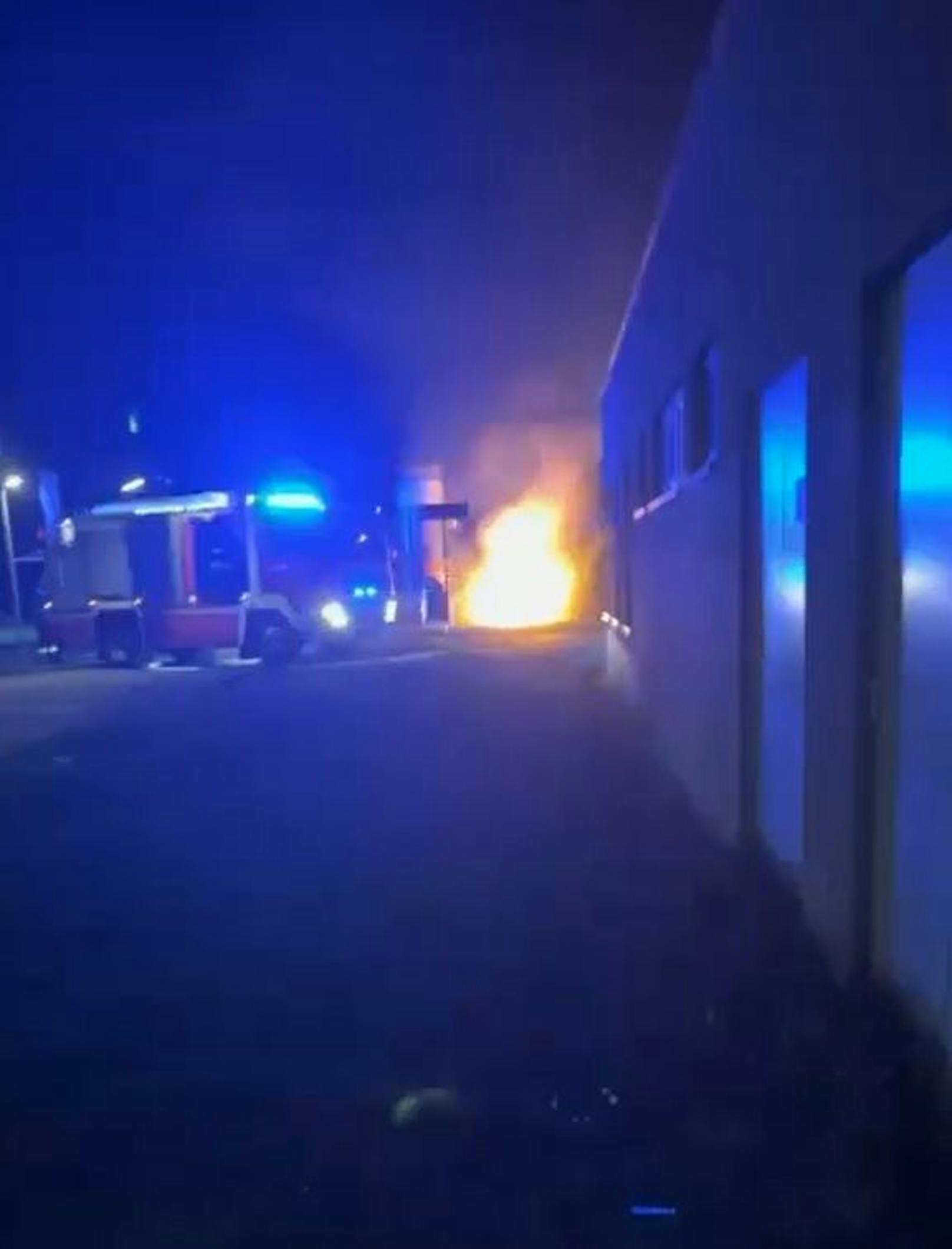 In der Nacht auf Samstag brannte in Wien-Floridsdorf ein Müllbehälter.