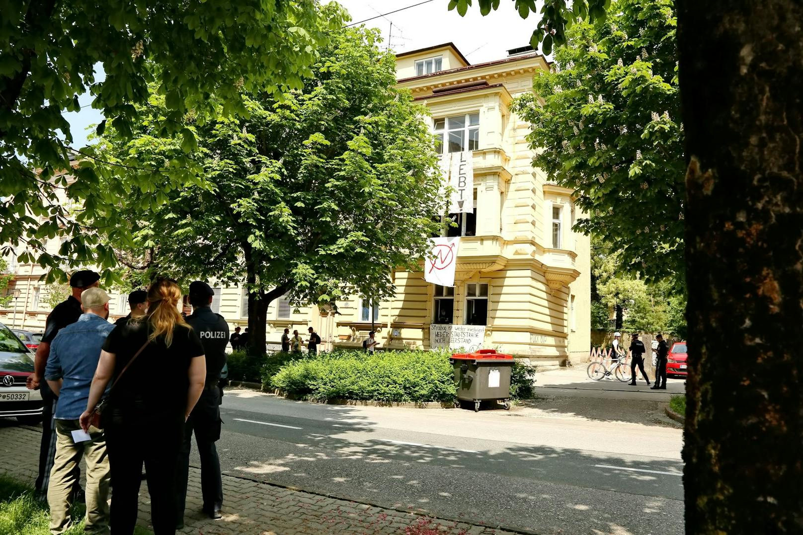 Die Salzburger Aktivisten wollen nicht in einem "Freizeitpark für Touris" leben und haben deswegen ein Haus besetzt – ausgerechnet jenes von Marcel Hirscher.