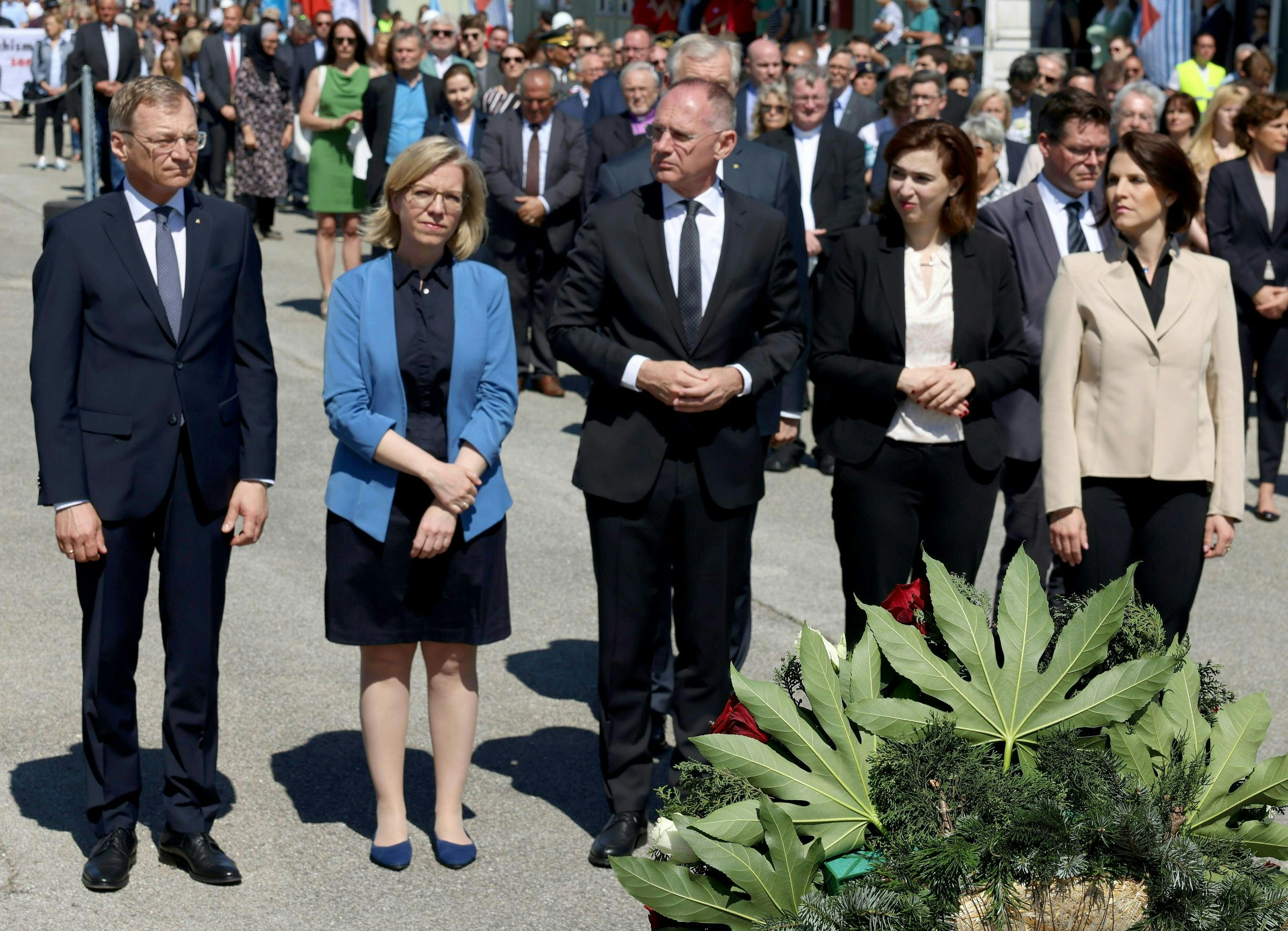 OÖ-LH Thomas Stelzer (ÖVP), Ministerin Leonore Gewessler (Grüne), Minister Gerhard Karner (ÖVP), Ministerin Alma Zadic (Grüne) und EU-Ministerin Karoline Edtstadler (ÖVP) bei den Feierlichkeiten.