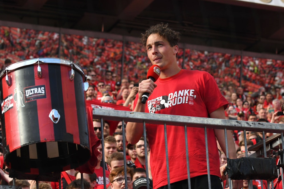Julian Baumgartlinger bedankt sich bei den Fans für die langjährige Unterstützung.