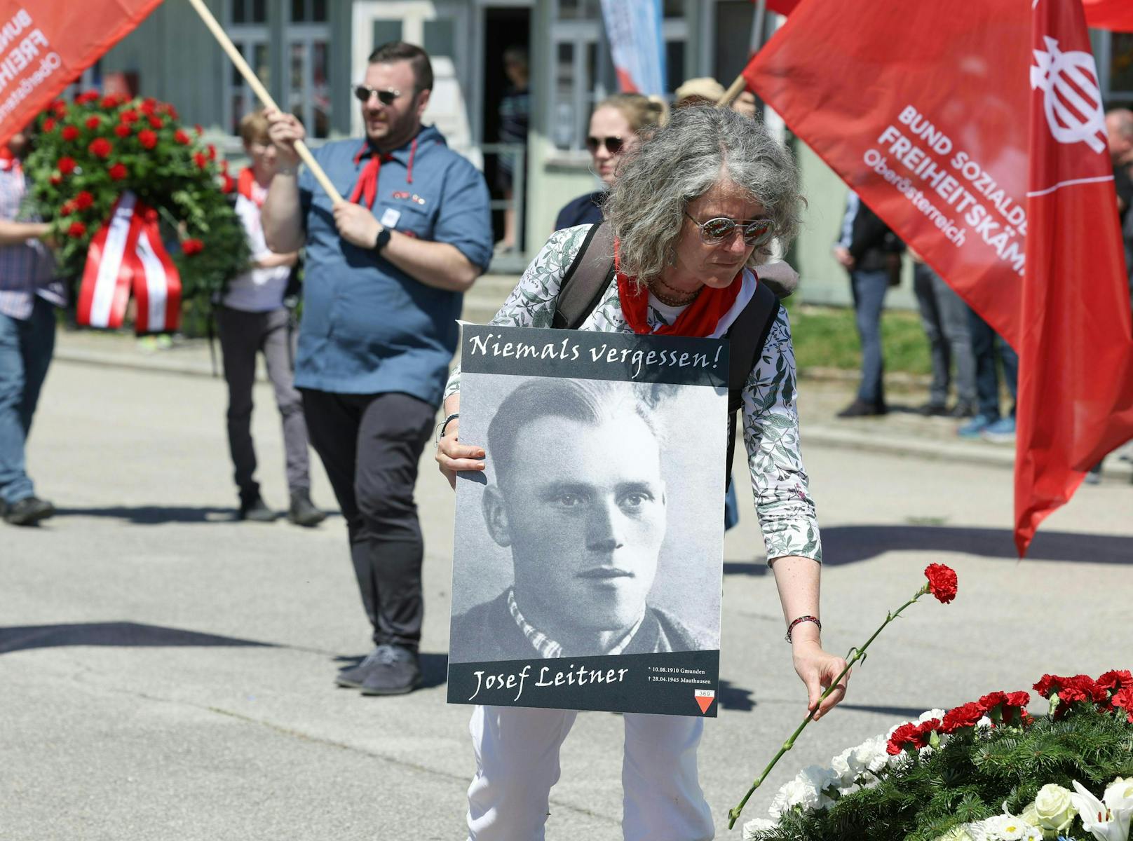 Teilnehmer bei den Feierlichkeiten anl. des 77. Jahrestages der Befreiung des KZ Mauthausen.