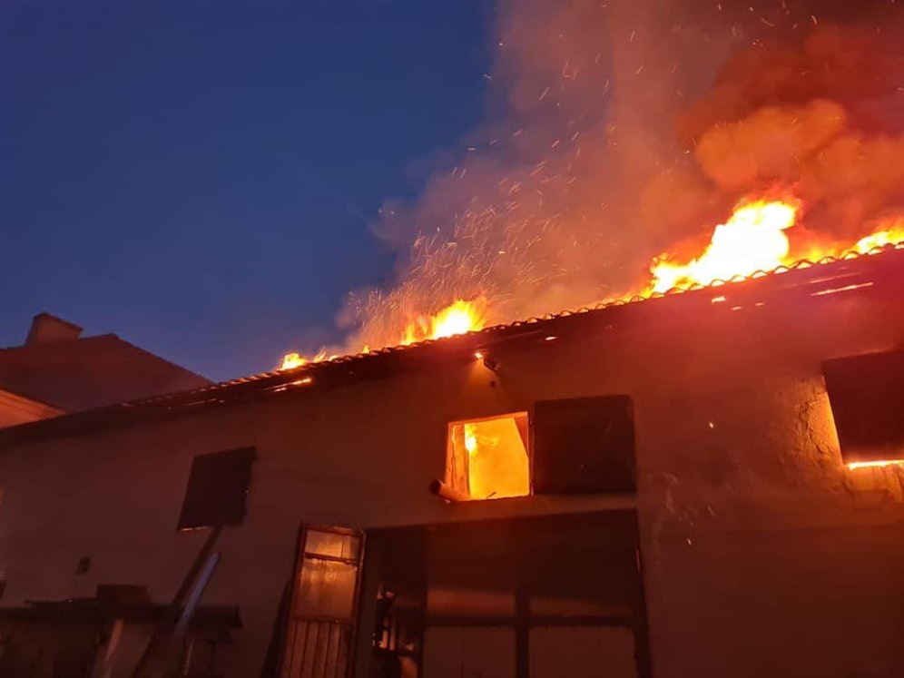 Die Feuerwehr rettete zehn Kälber aus dem Stall. 