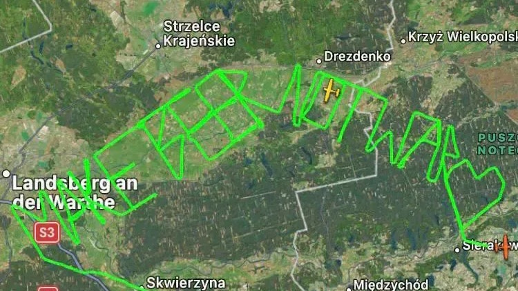 In Polen ist der Pilot eines Ultraleichtflugzeuges eine kuriose Route geflogen. 