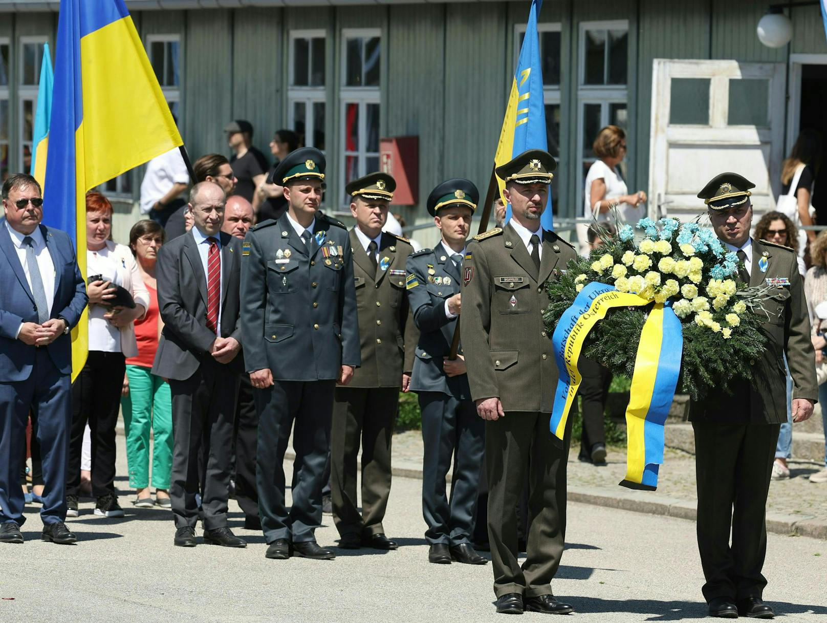 Teilnehmer der Ukrainischen Delegation mit dem ukrainischen Botschafter Wassyl Chymynez (Vasyl Khymynets, 4.v.l.) bei den Feierlichkeiten anl. des 77. Jahrestages der Befreiung des KZ Mauthausen am Sonntag, 15. Mai 2022, bei der KZ-Gedenkstätte Mauthausen.