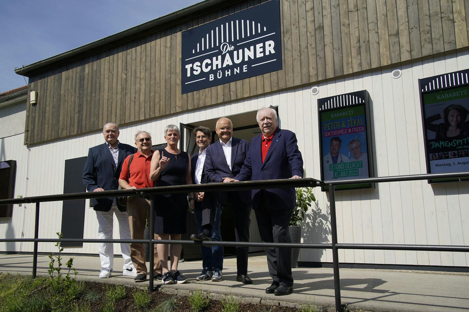Alt-Bürgermeister Michael Häupl (re.) wurde mit einer Ehrentafel auf der neuen Fassade der Tschauner Bühne geehrt.