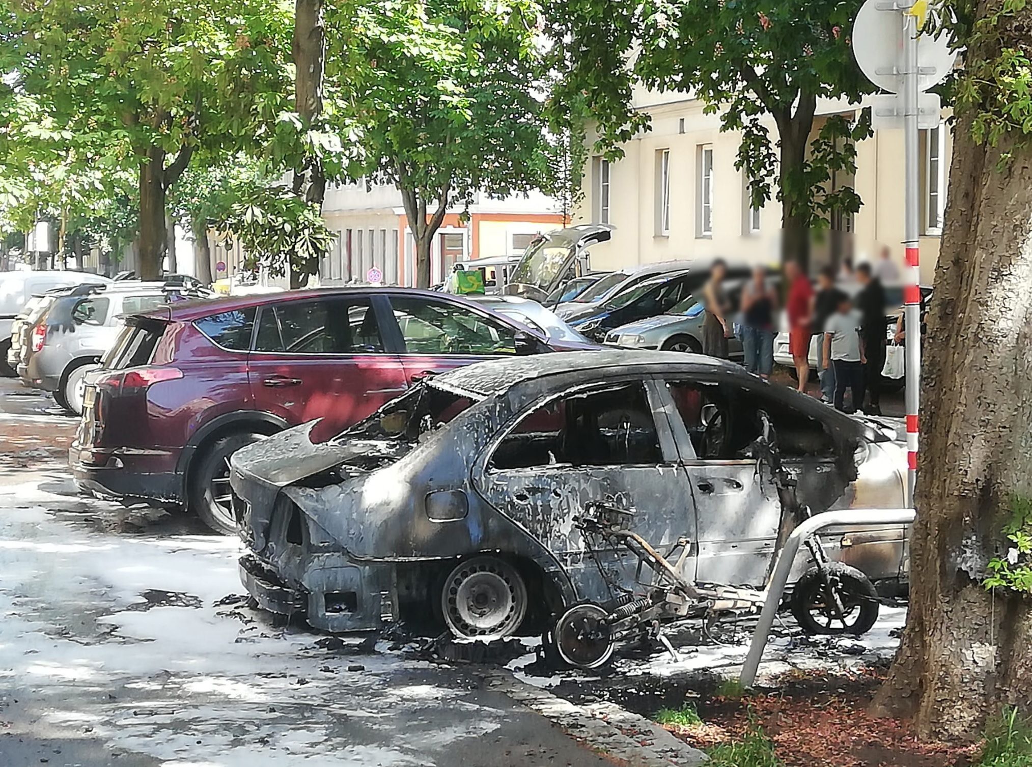 Zwei Autos brannten komplett aus. (Symbolbild)