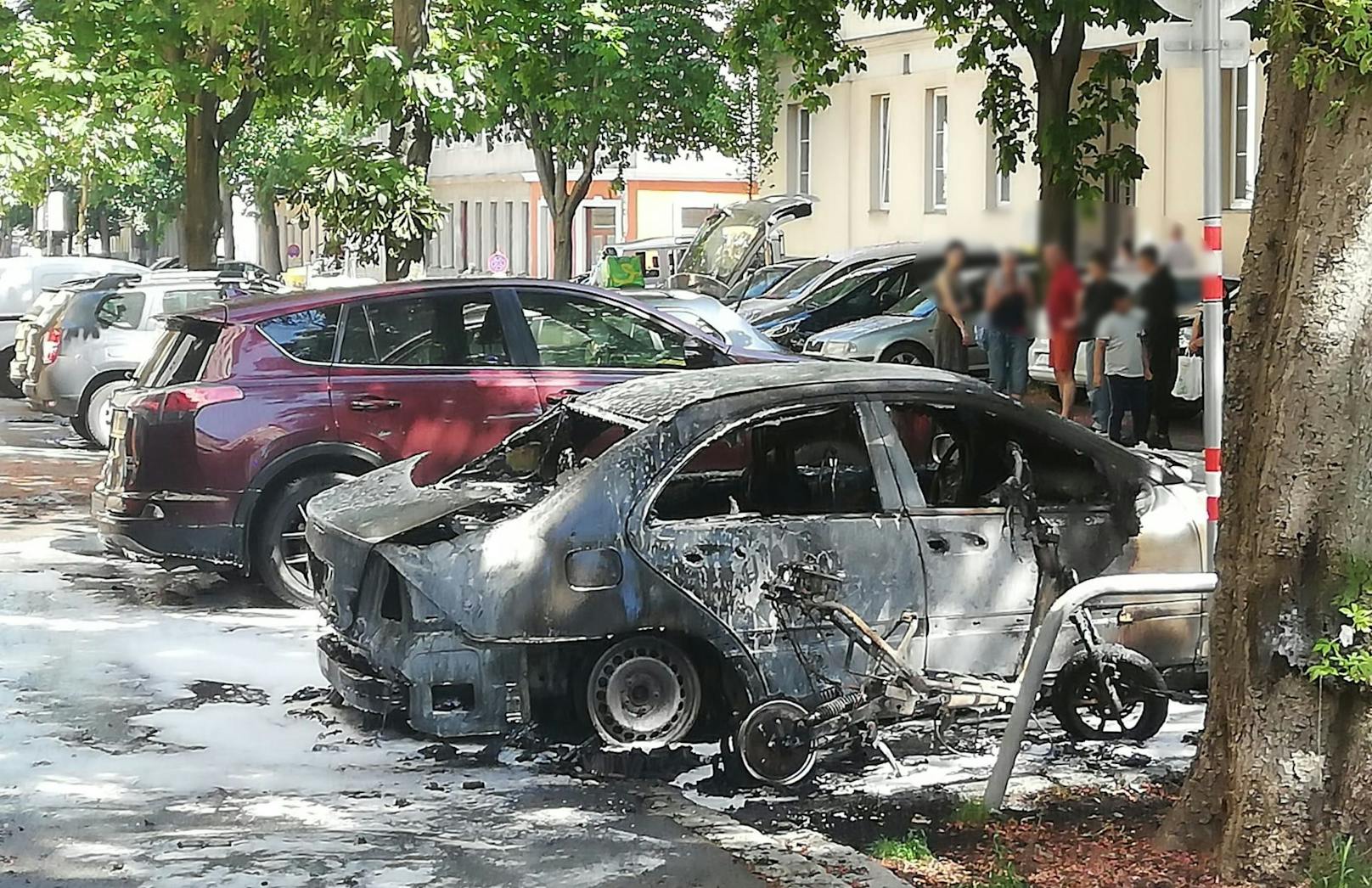 Zwei Autos brannten komplett aus. (Symbolbild)